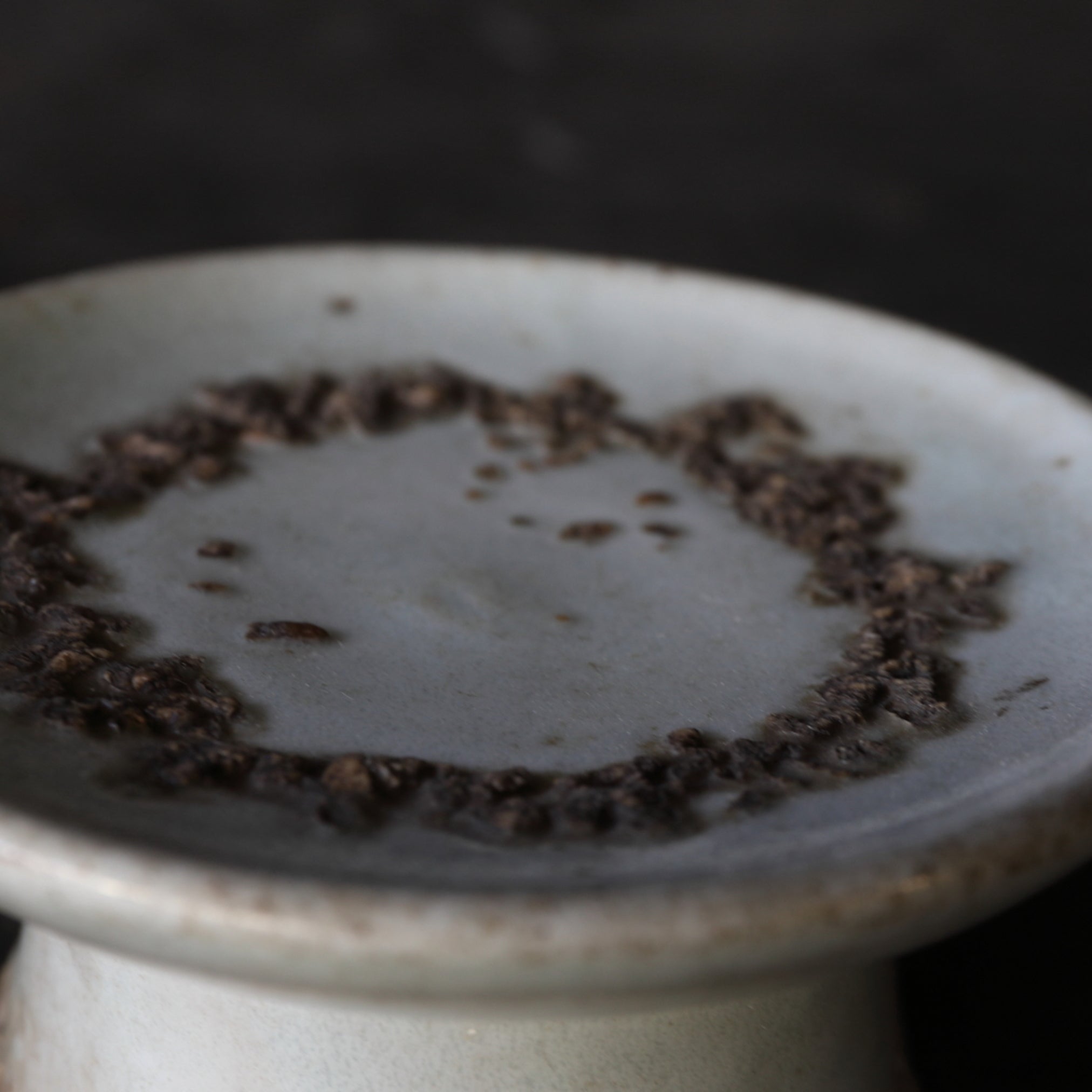 李朝 白磁高坏台皿（1392–1897 CE） | 入蘆花（ロカニイル）