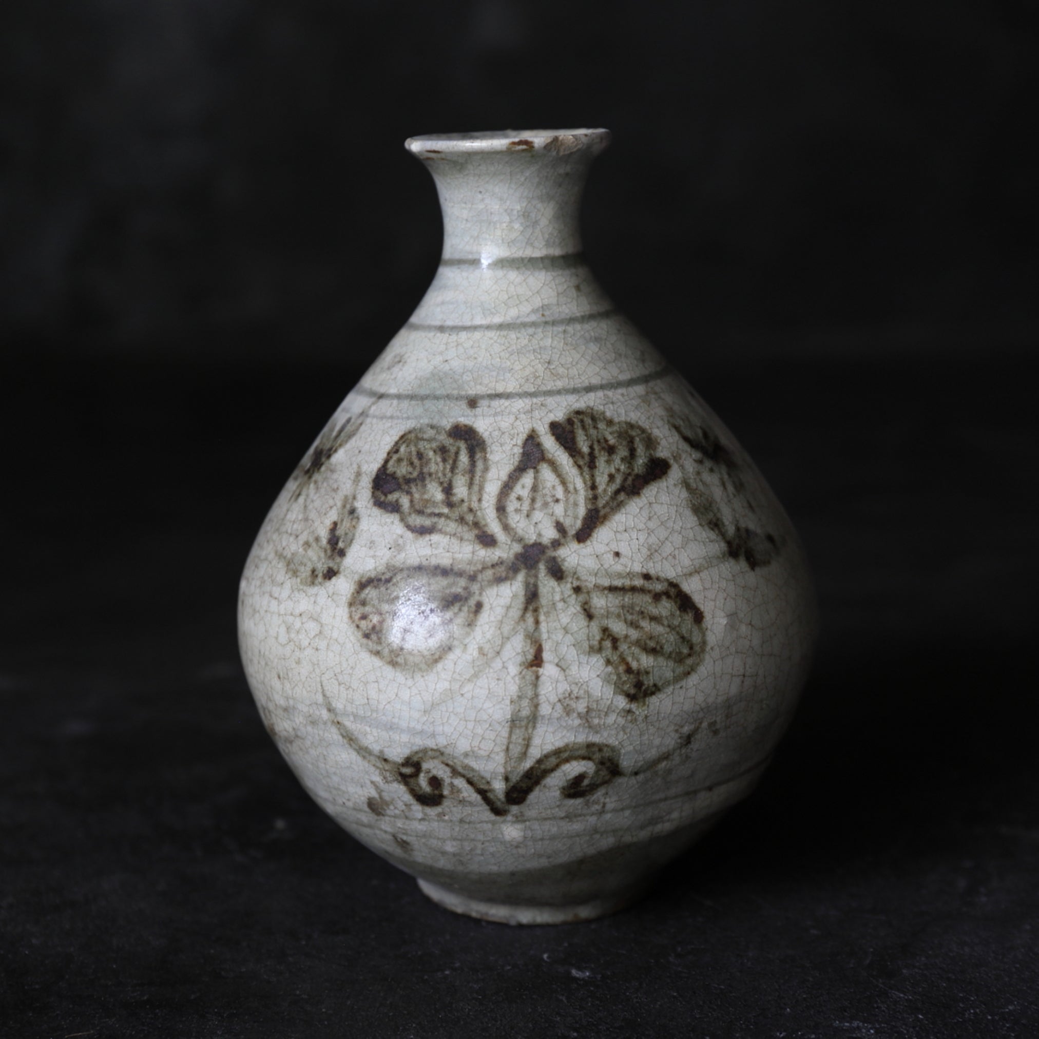 李朝 粉青沙器 鉄絵 草花文瓶（1392–1897 CE） | 入蘆花（ロカニイル）