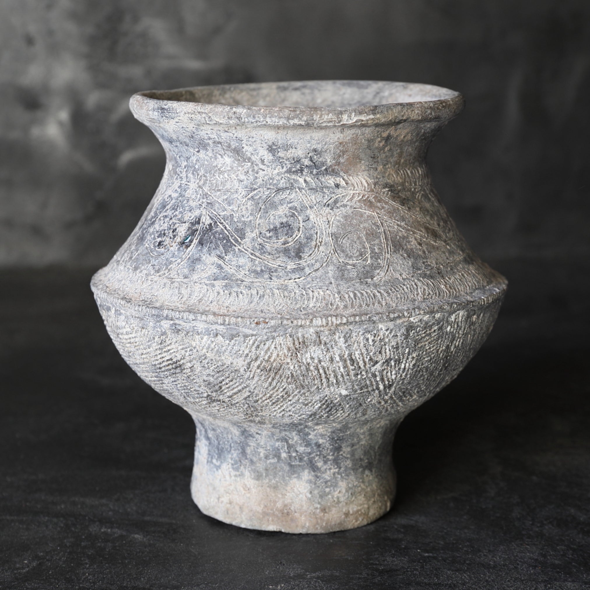 バンチェン黒陶線刻文土器 壺（古代：3–12世紀） | 入蘆花（ロカニイル）