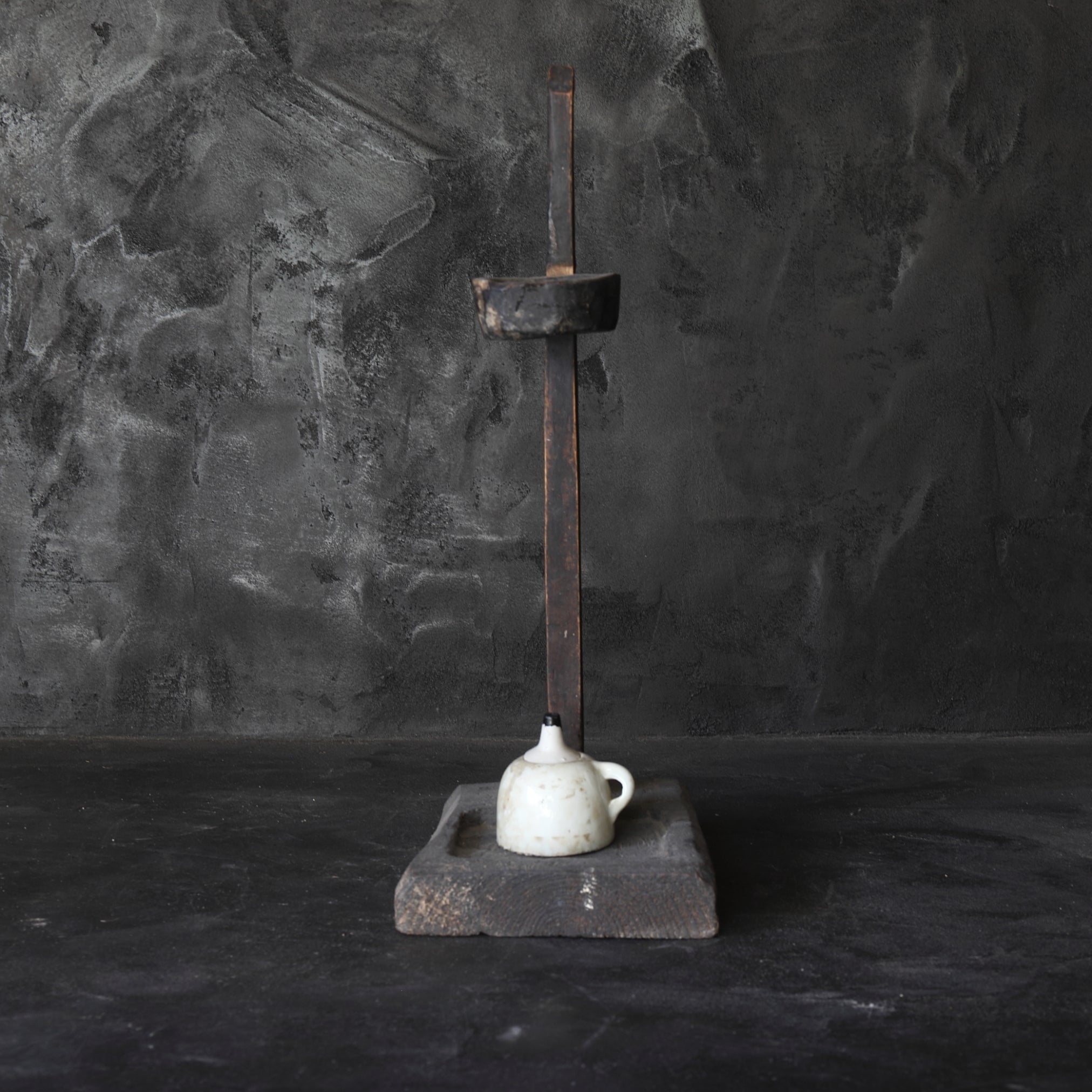 李朝 木の燭台と白磁灯火器（1392–1897 CE） | 入蘆花（ロカニイル）