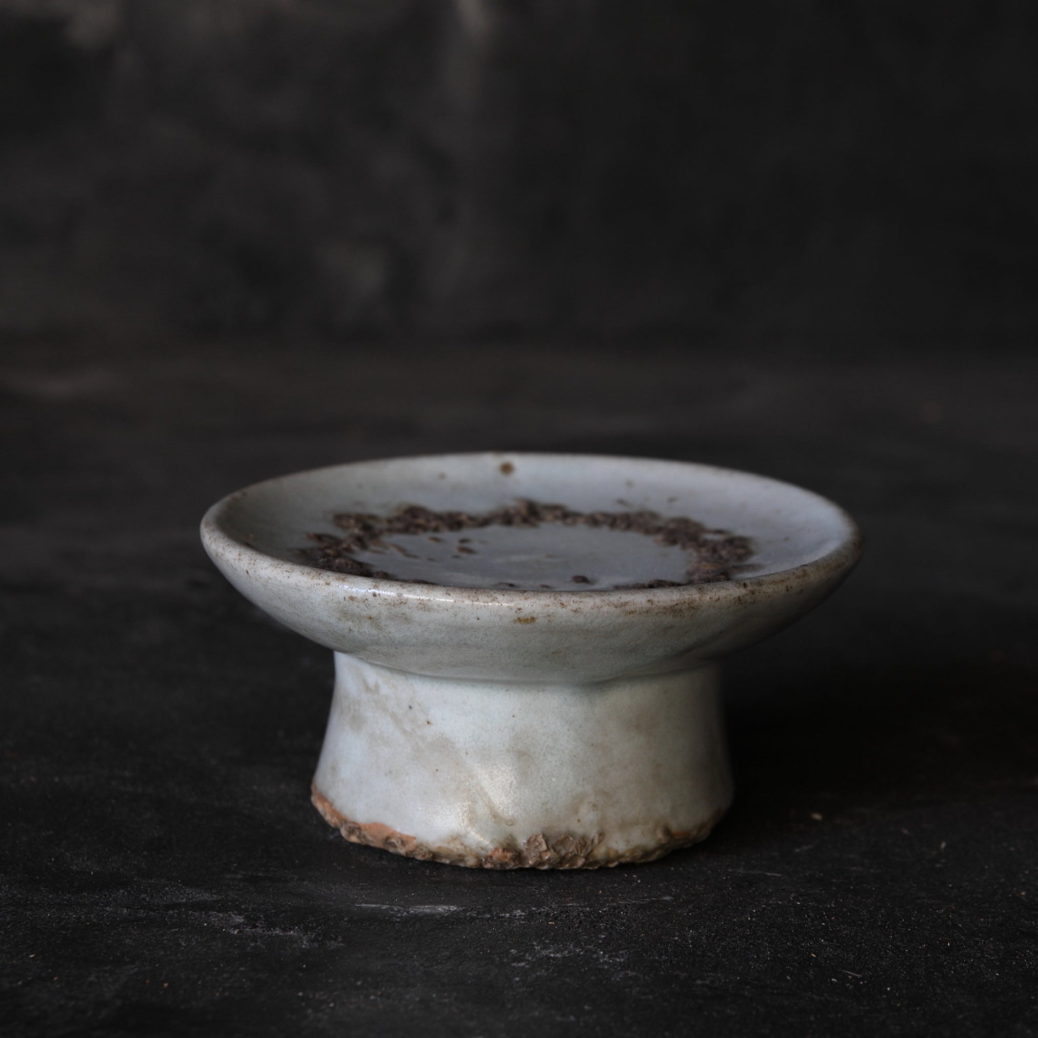 李朝 白磁高坏台皿（1392–1897 CE） | 入蘆花（ロカニイル）