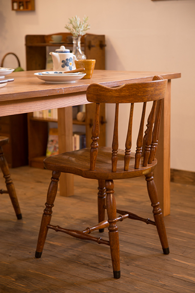 イギリスアンティークチェアとは？歴史の流れと椅子の様式別デザイン