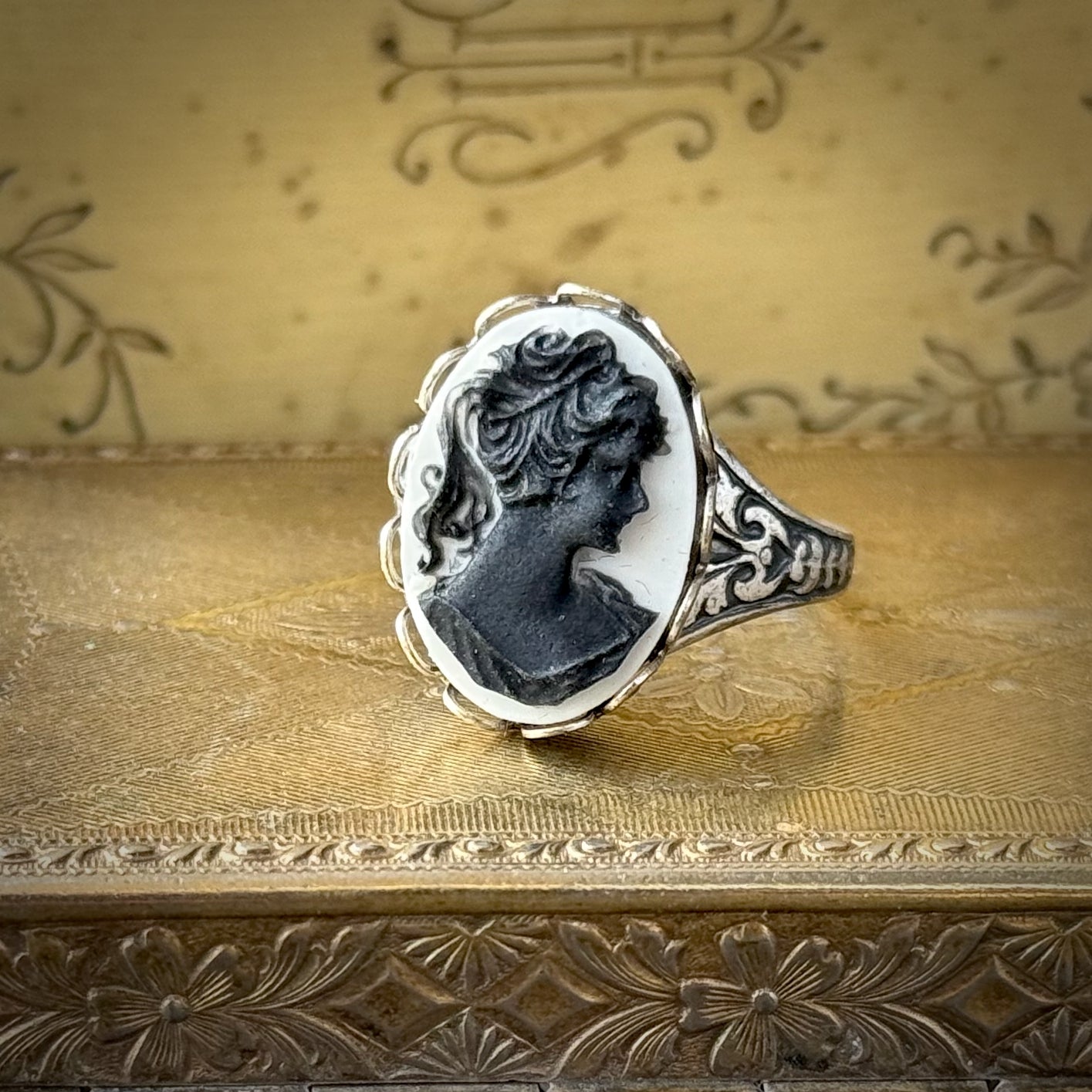 Woman Cameo Ring- Black, White or Cream – Ragtrader Vintage