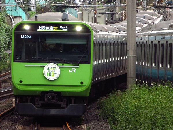 山手線環状運転100周年】 E235系記念ラッピング列車2編成運行開始