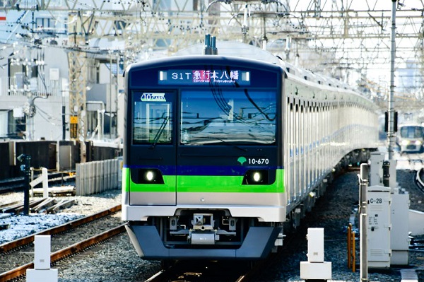新ピカ10両編成の都営新宿線10-300形 | 鉄道ホビダス