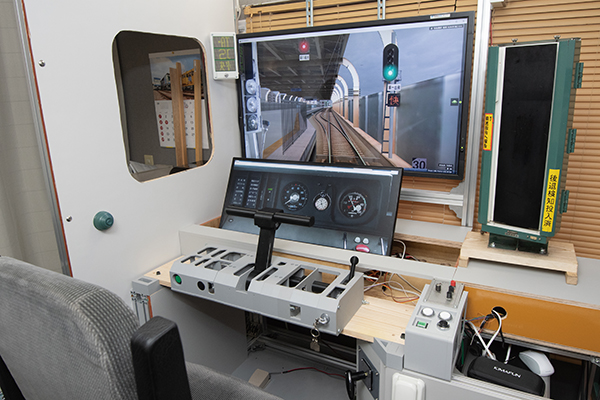 自宅で鉄道運転を疑似体験！リアル「手作り運転台」実現までの道のりと