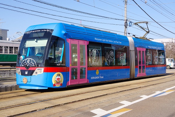 万葉線で「ドラえもんトラム」による「藤子・F・不二雄先生 生誕90周年