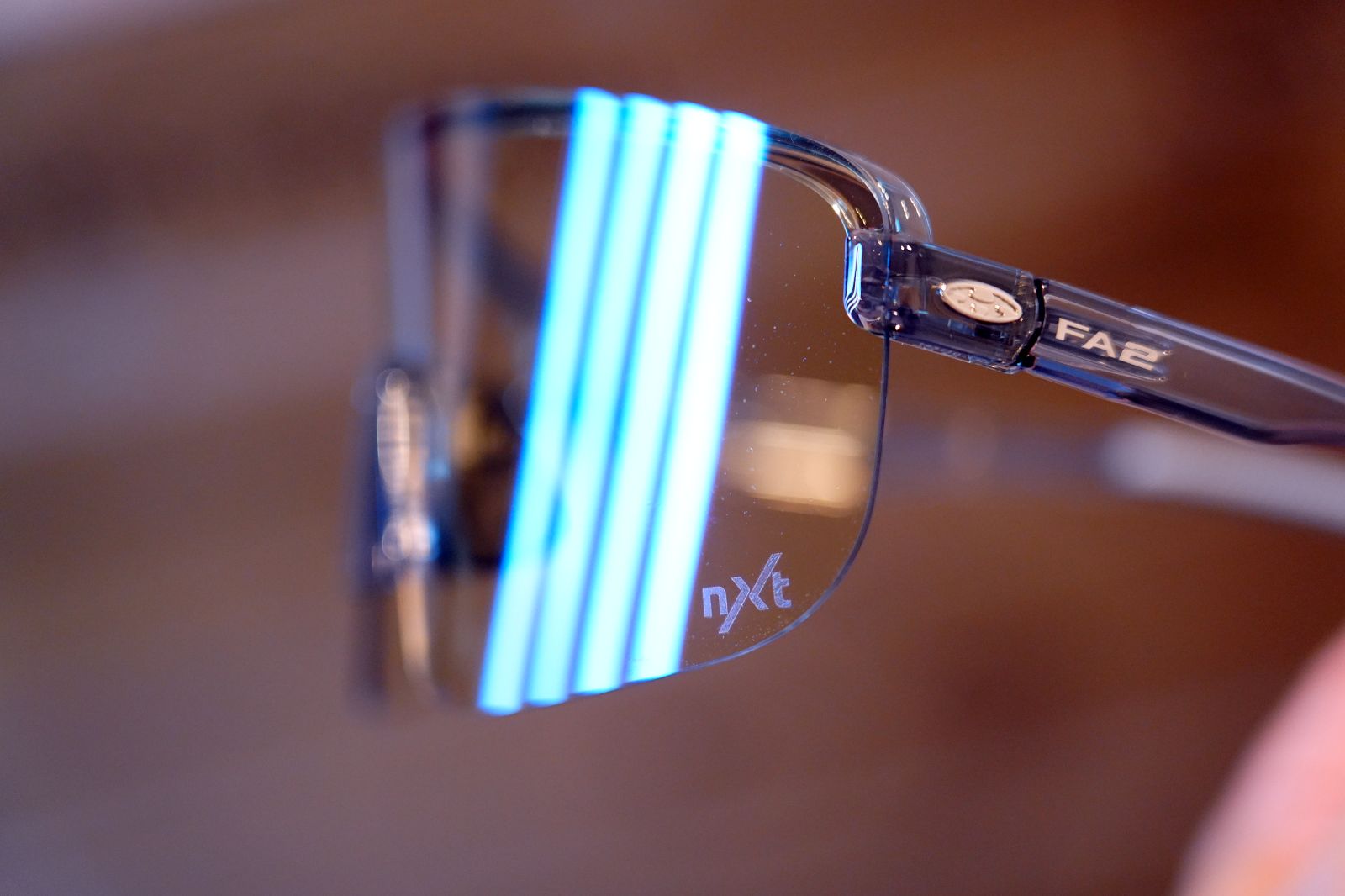 わずか20g! OGK Kabuto FA2 インプレッション レンズに調光剤を