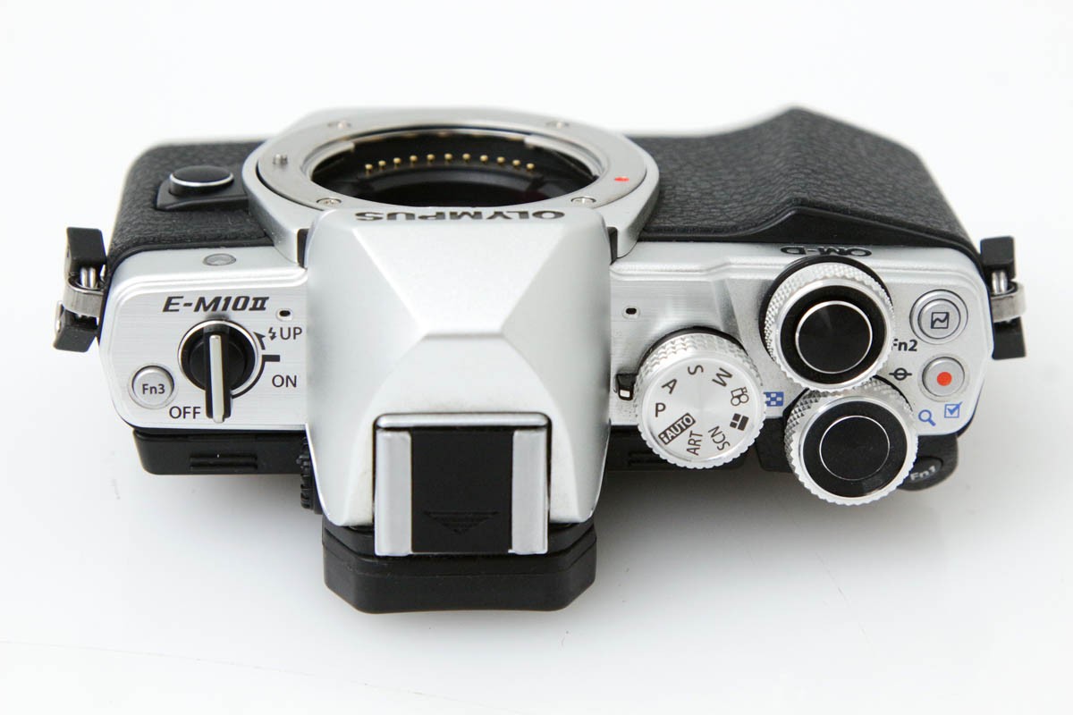 OM-D E-M10 Mark II 14-42mm EZレンズキット シルバー CA01-R1632-3Y2A