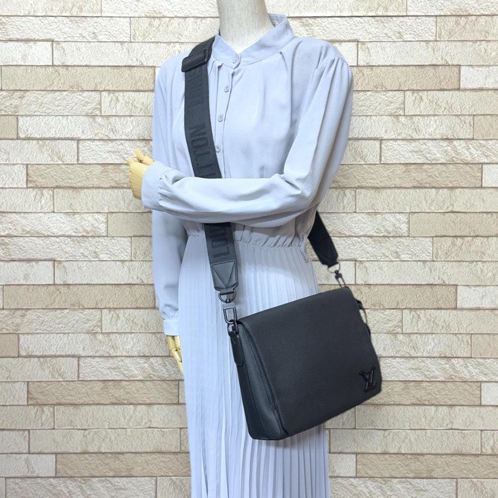 LOUIS VUITTON ルイヴィトン テイクオフ メッセンジャー LVアロエ