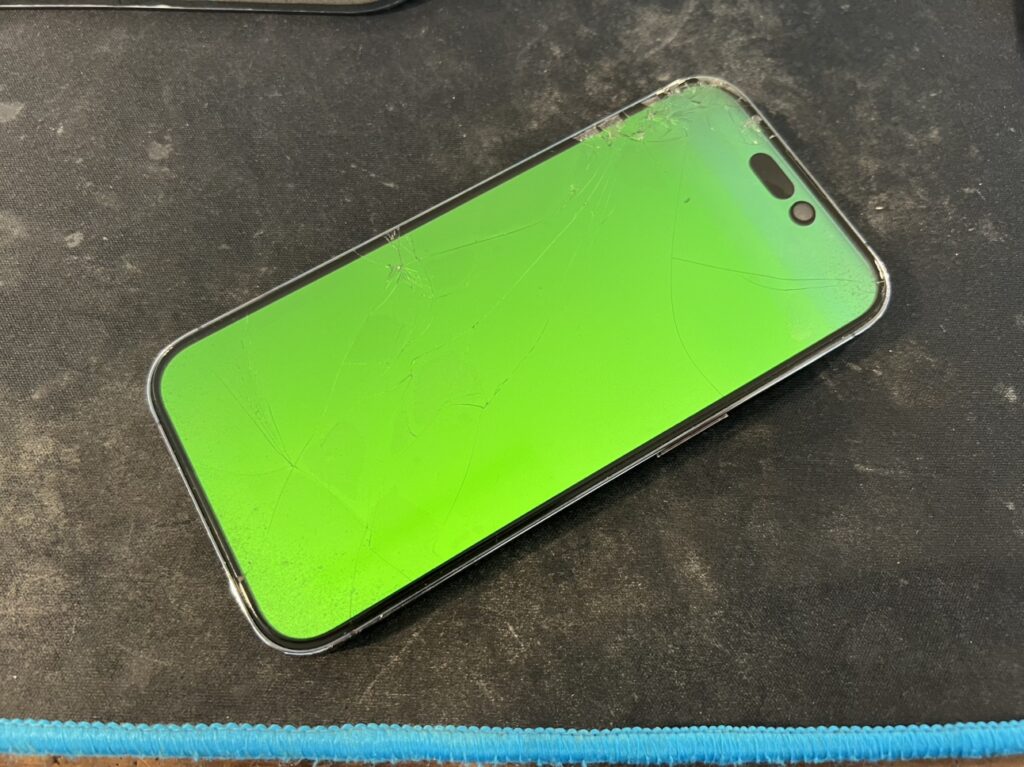 iPhone 14 Proの画面が緑色に！即日修理可能です！ - Phoenix