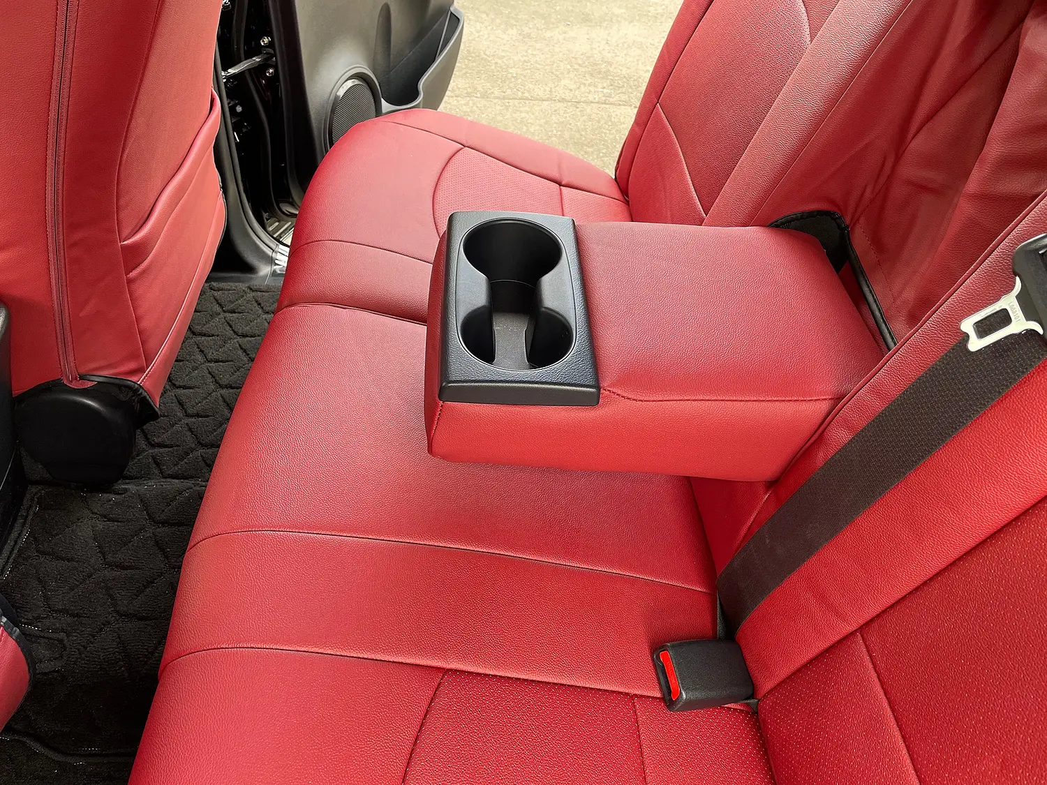 装着写真】ハイラックス Refinad Leather Deluxe Series シートカバー