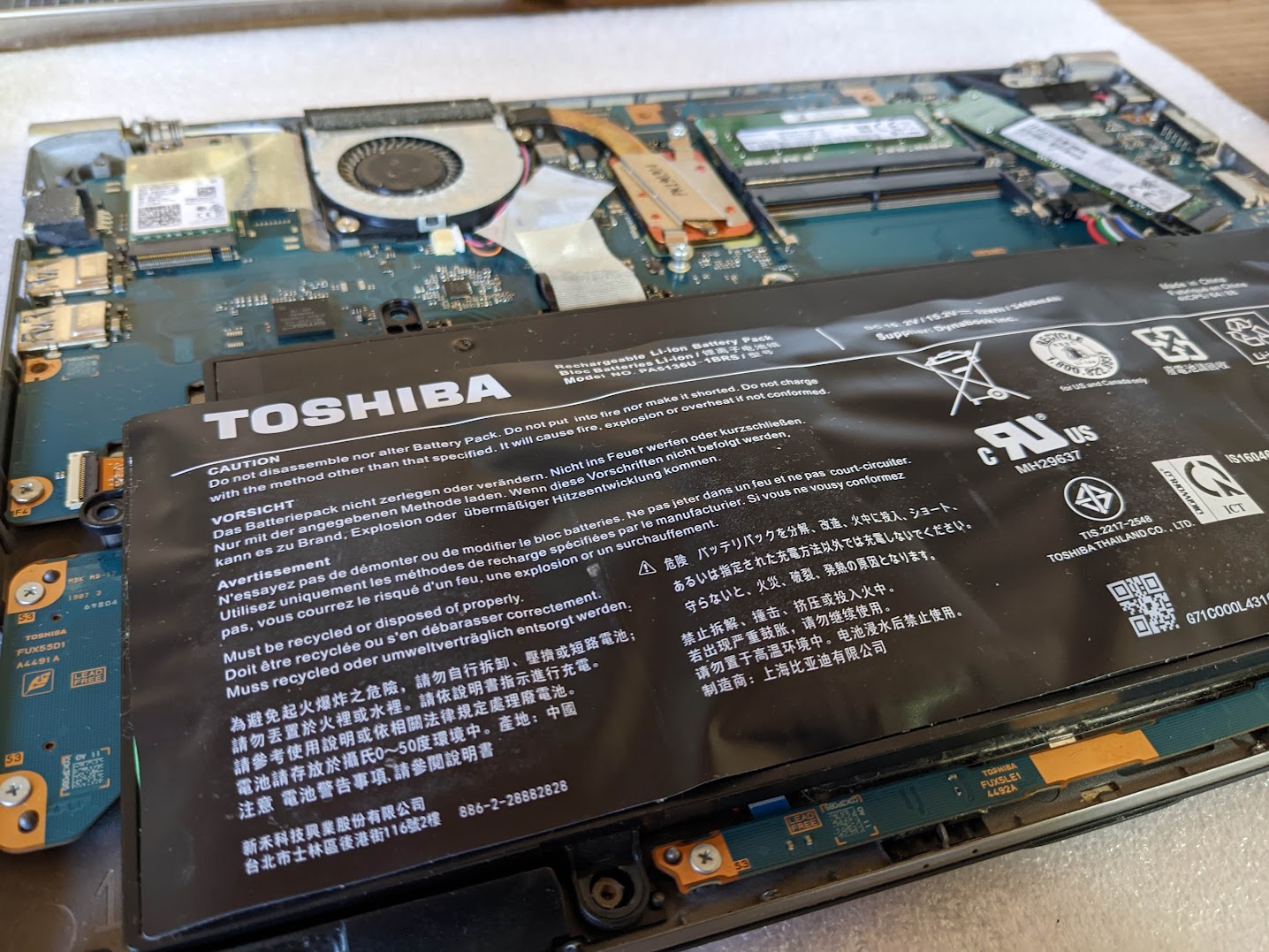 dynabook RZ63/MSでバッテリーが膨張｜バッテリー交換 - REQ