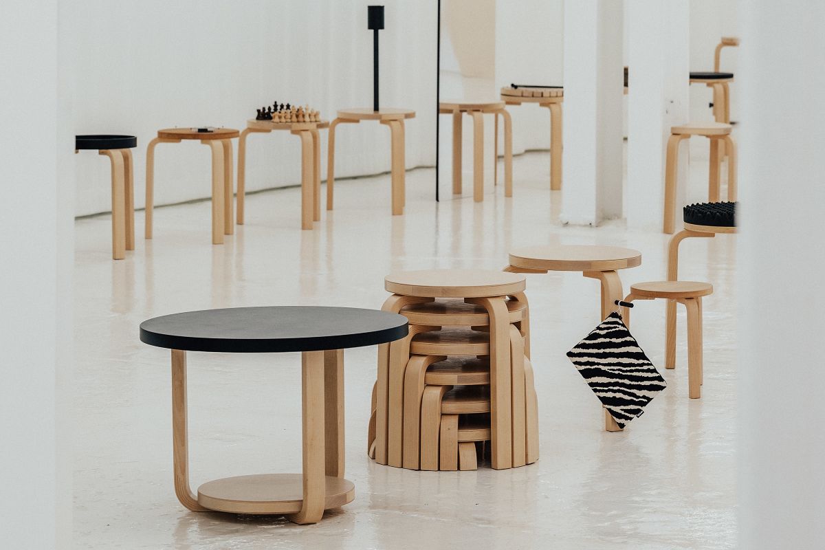 敬意を込めた改造 'Hackability of the Stool' - Artek