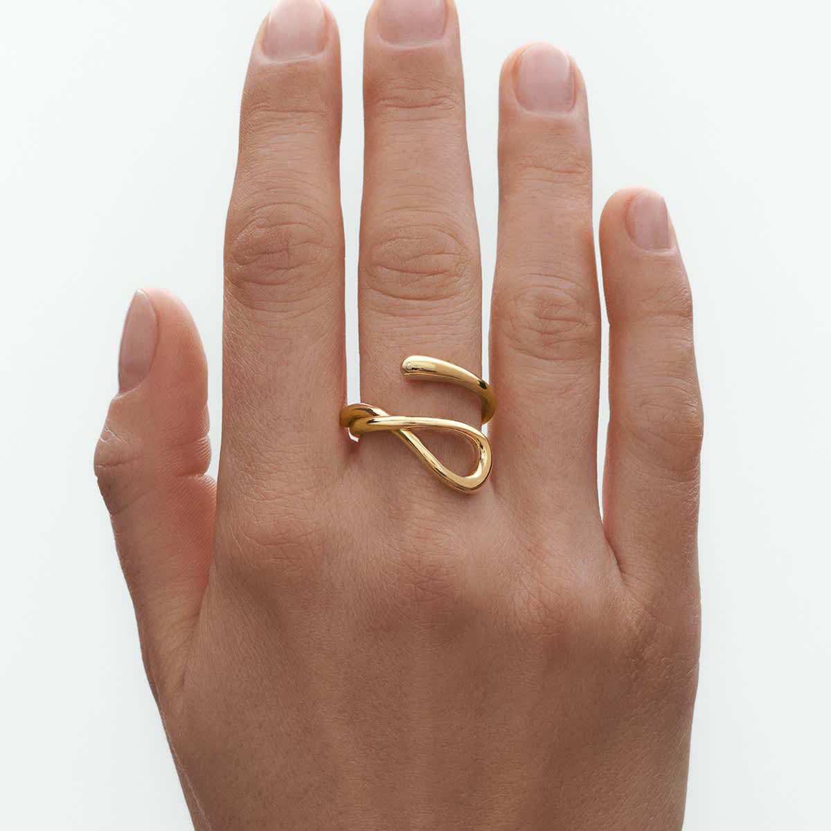 シルバーのシンプルなデザインから、ゴールドにダイヤモンドが散りばめ