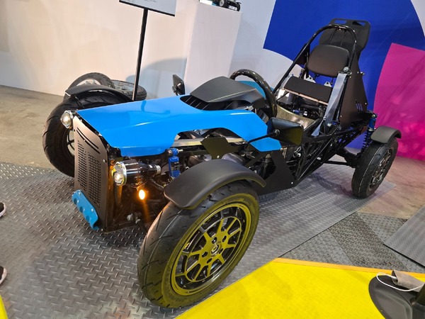 原付スポーツカーを受注生産！日本一周4万6000km走破の実力、ICOMAが