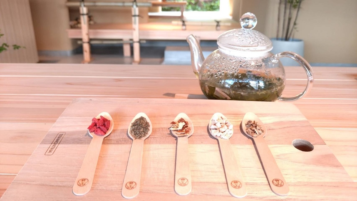 出雲大社 表参道の神門通りにある大正13年創業の堀江薬局本店「艸楽