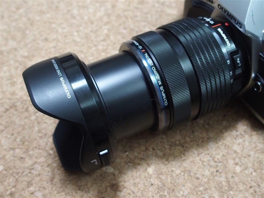 価格.com - 『レンズフードを装着しズームしてみました。』オリンパス