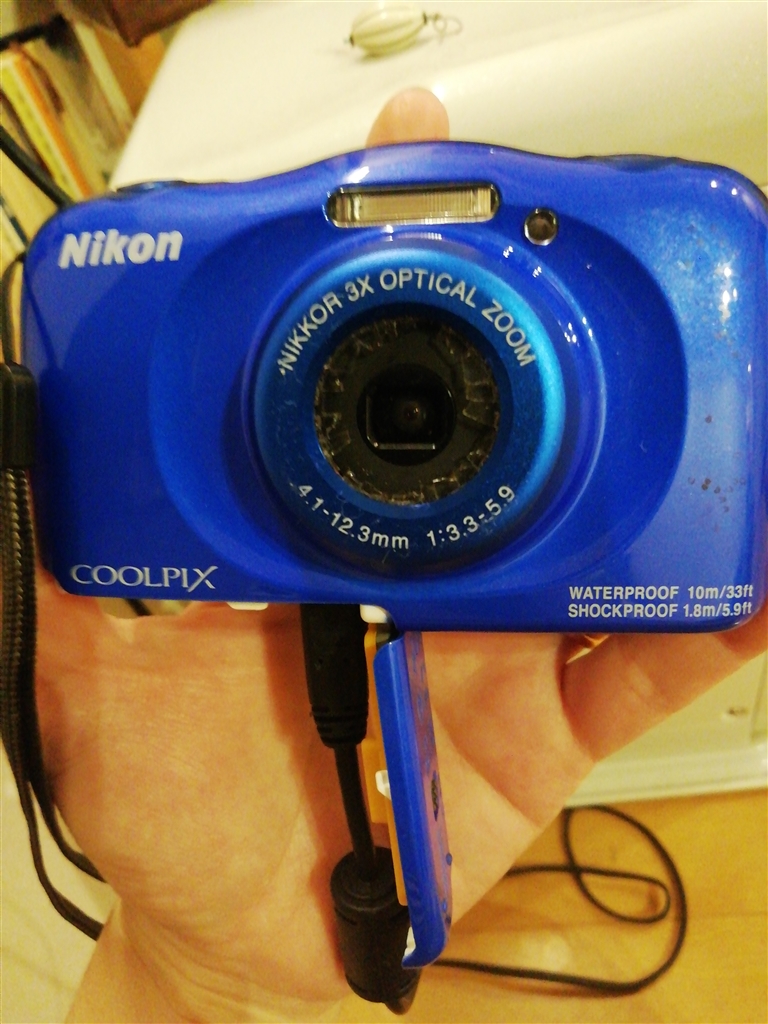 価格.com - 『割れたレンズカバー。』ニコン COOLPIX W100 [ブルー