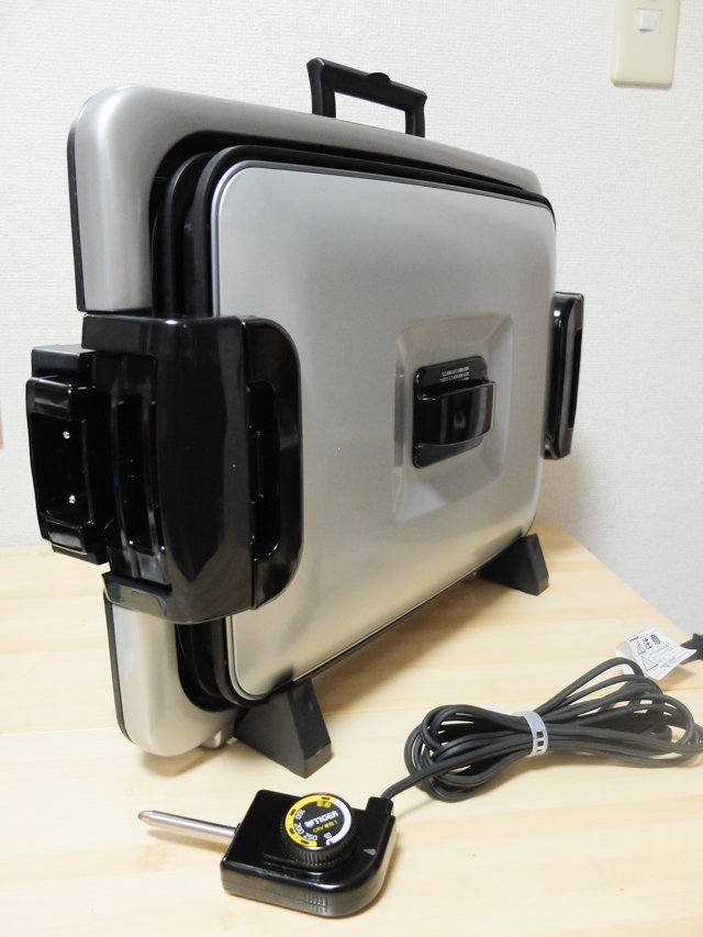 価格.com - 『収納して立たせた状態。電源ケーブルには未対応。残念