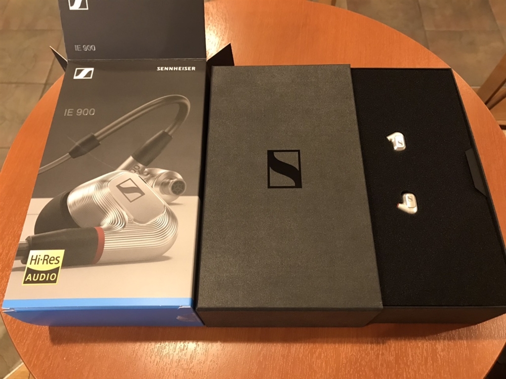 価格.com - 『開封するとイヤホンがポツンと入ってます