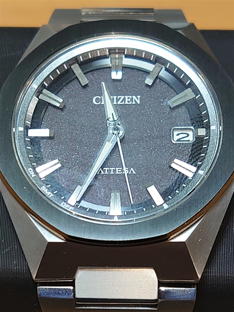 価格.com - 『文字盤の表面は艶消しかつ、ザラっとした質感です