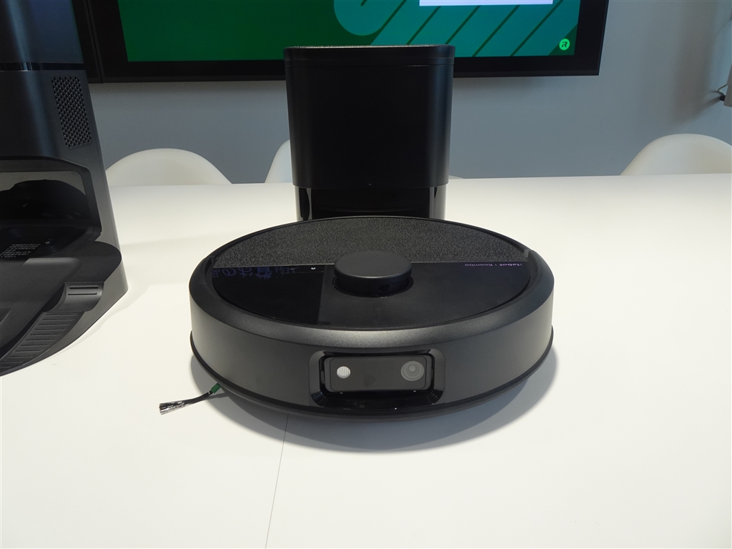 価格.com - 『前方にはカメラセンサーも搭載する』iRobot ルンバ Max