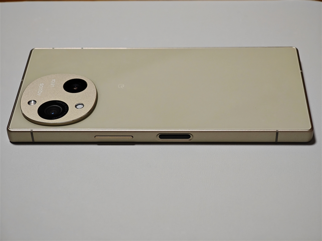 価格.com - 『トレンチベージュ』シャープ AQUOS R10 SH-M31 512GB SIM