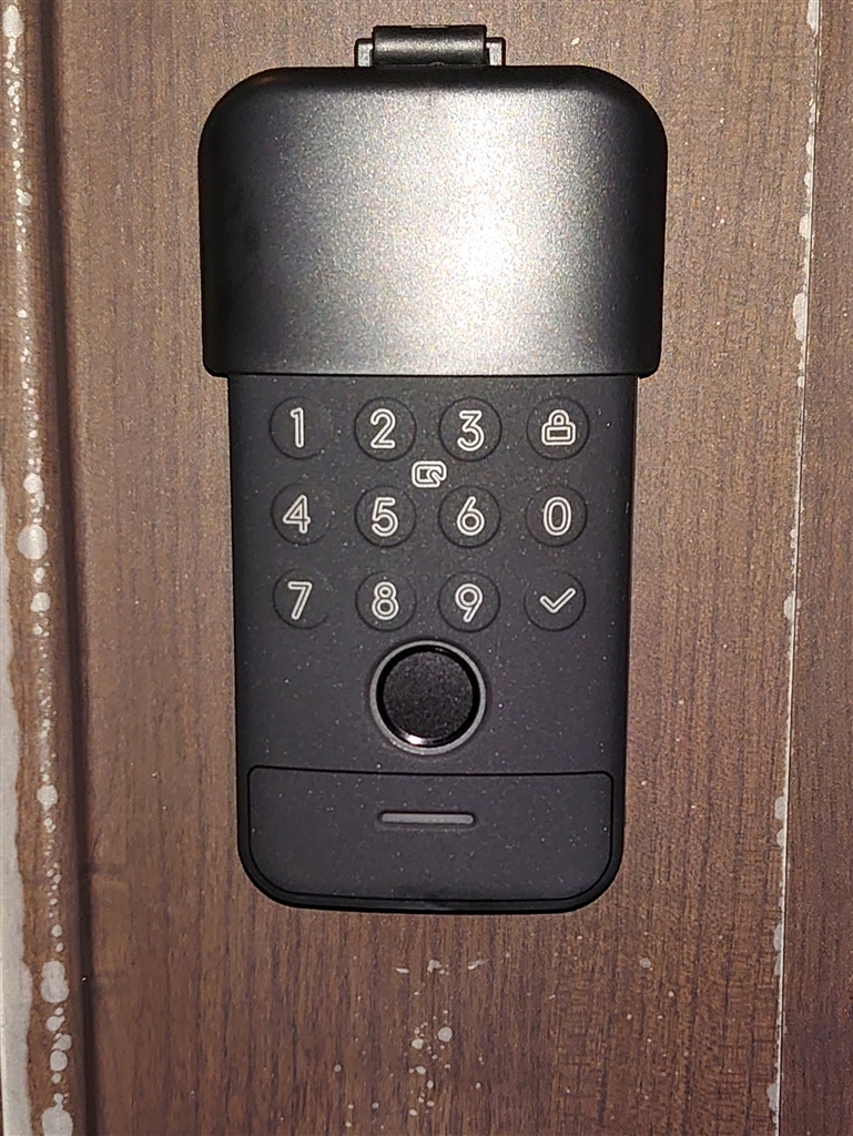 価格.com - 『顔認証パッドにも保護ケースを装着。直射日光で扉表面の