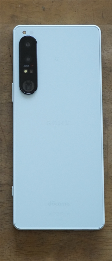 価格.com - 『アイスホワイト。光の当たり方によって色味が変わるのが