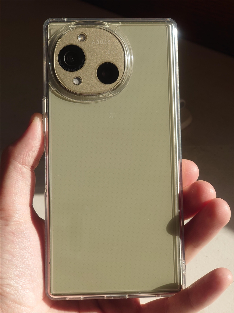 価格.com - 『本体デザインとカラーはとても良い』シャープ AQUOS R10