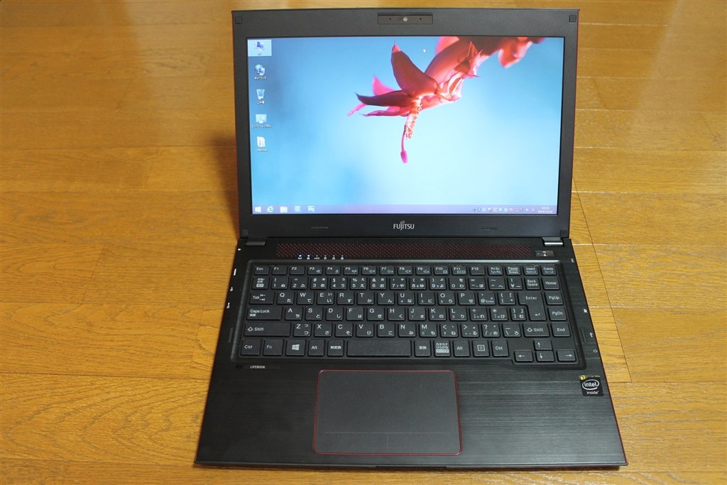 赤と黒のコントラストが冴えるノートPC』 富士通 FMV LIFEBOOK UH