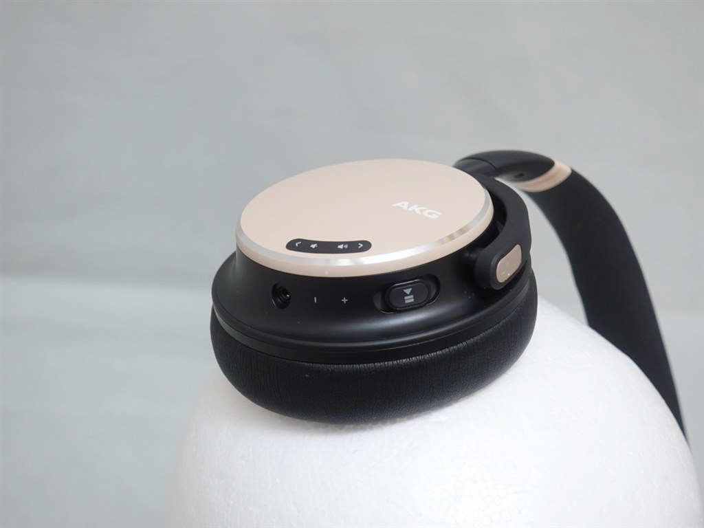 どこでも静かに上質な音楽鑑賞を！』 AKG Y600NC WIRELESS [ベージュ