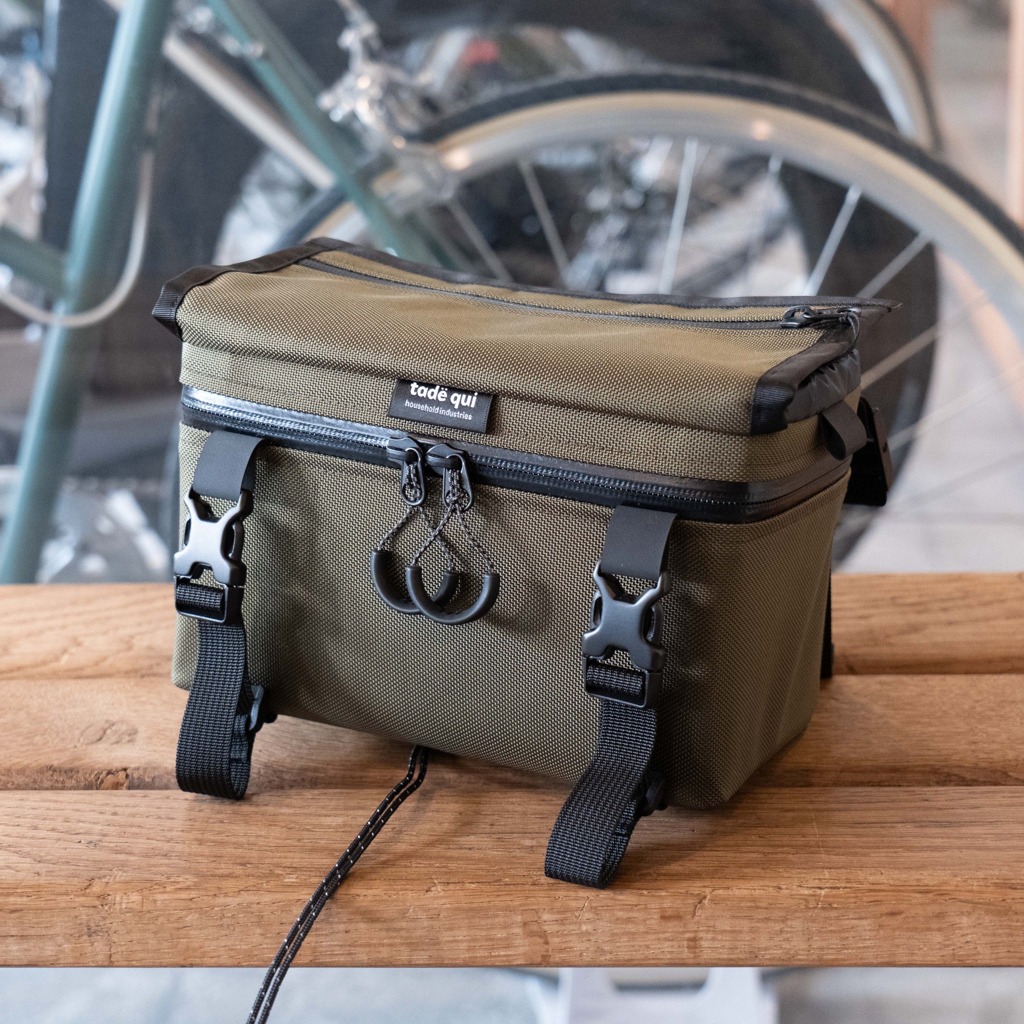 美品】tade gui フロントバッグ 美品】tade gui フロントバッグ