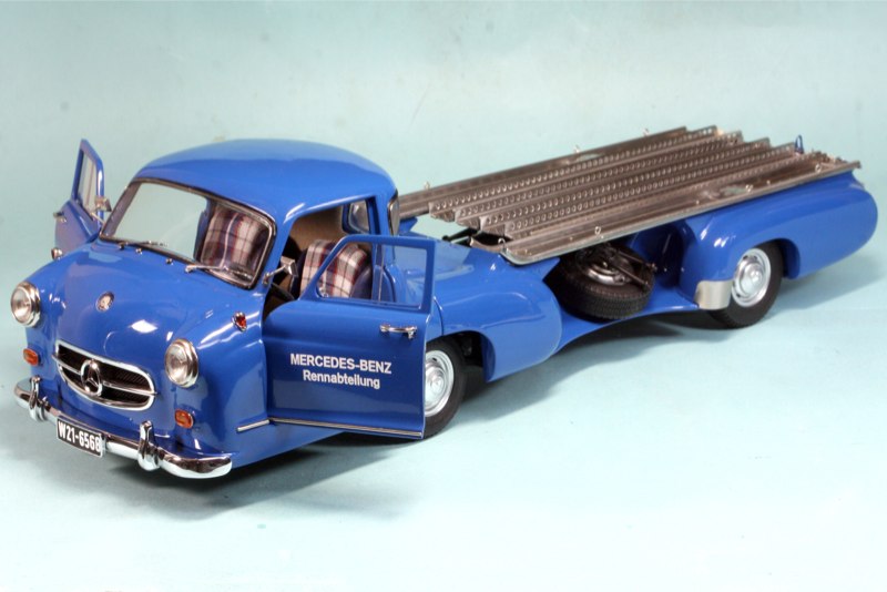 D1 GRAND PRIX トラック 1/64 トランスポーター メルセデス D1 GRAND