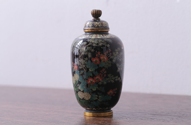 東京都世田谷区】柴田作の蝶に花鳥図七宝蓋付飾り壺を出張買取いたし