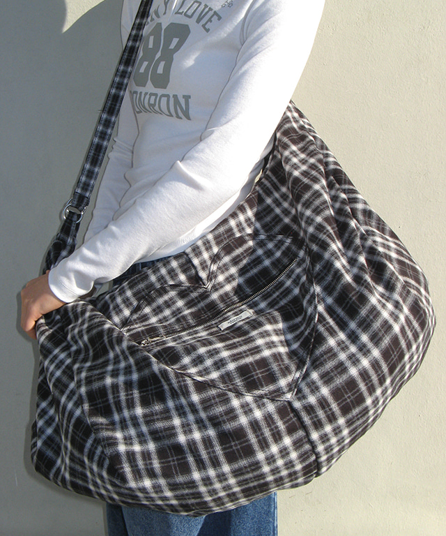 HEART ZIP POCKET 2WAY DUFFLE BAG BLACK - RONRON 론론