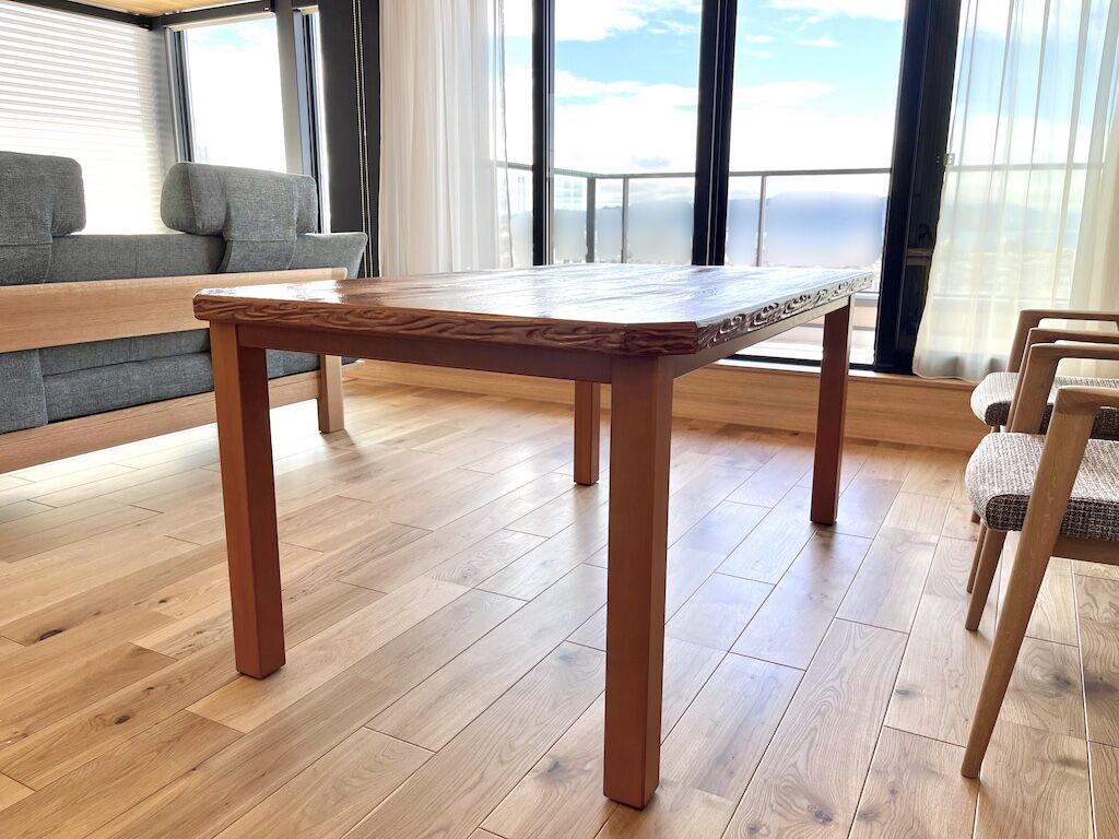 屋久杉座卓をダイニングテーブルにリメイク。飽きのこないデザインに