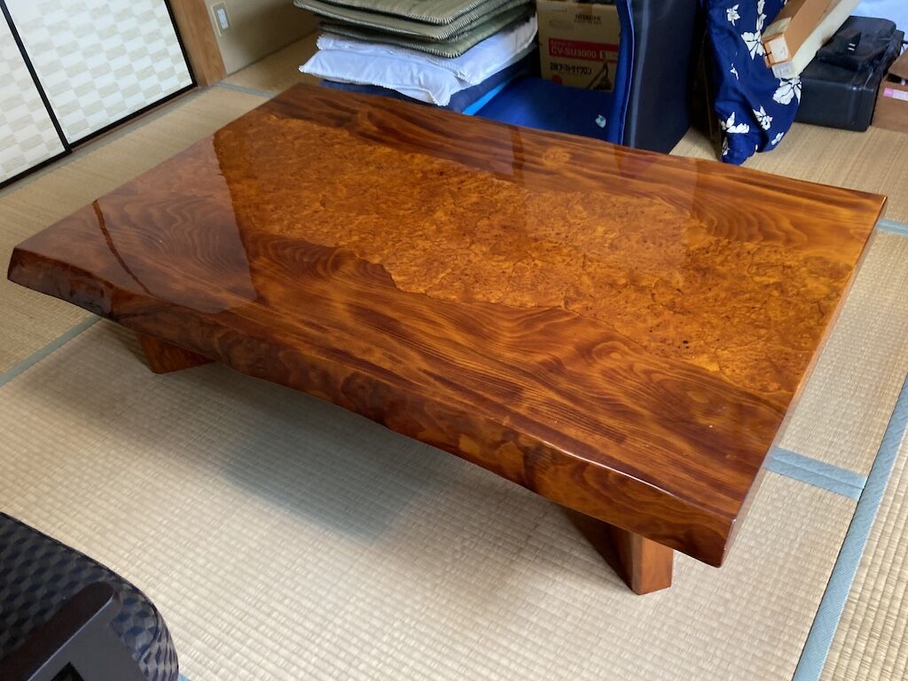 お父様が遺された無垢一枚板の座卓をリメイク。ダイニングテーブルに
