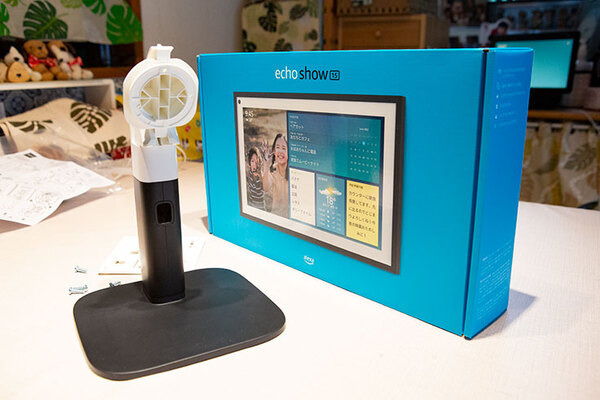 壁掛けデザイン「Echo Show 15」は専用スタンドで気軽に導入できる