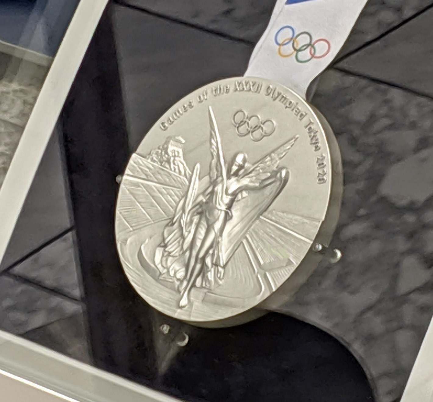 お～い！ 東京五輪のメダルを期間限定で間近に見ることができるぞ