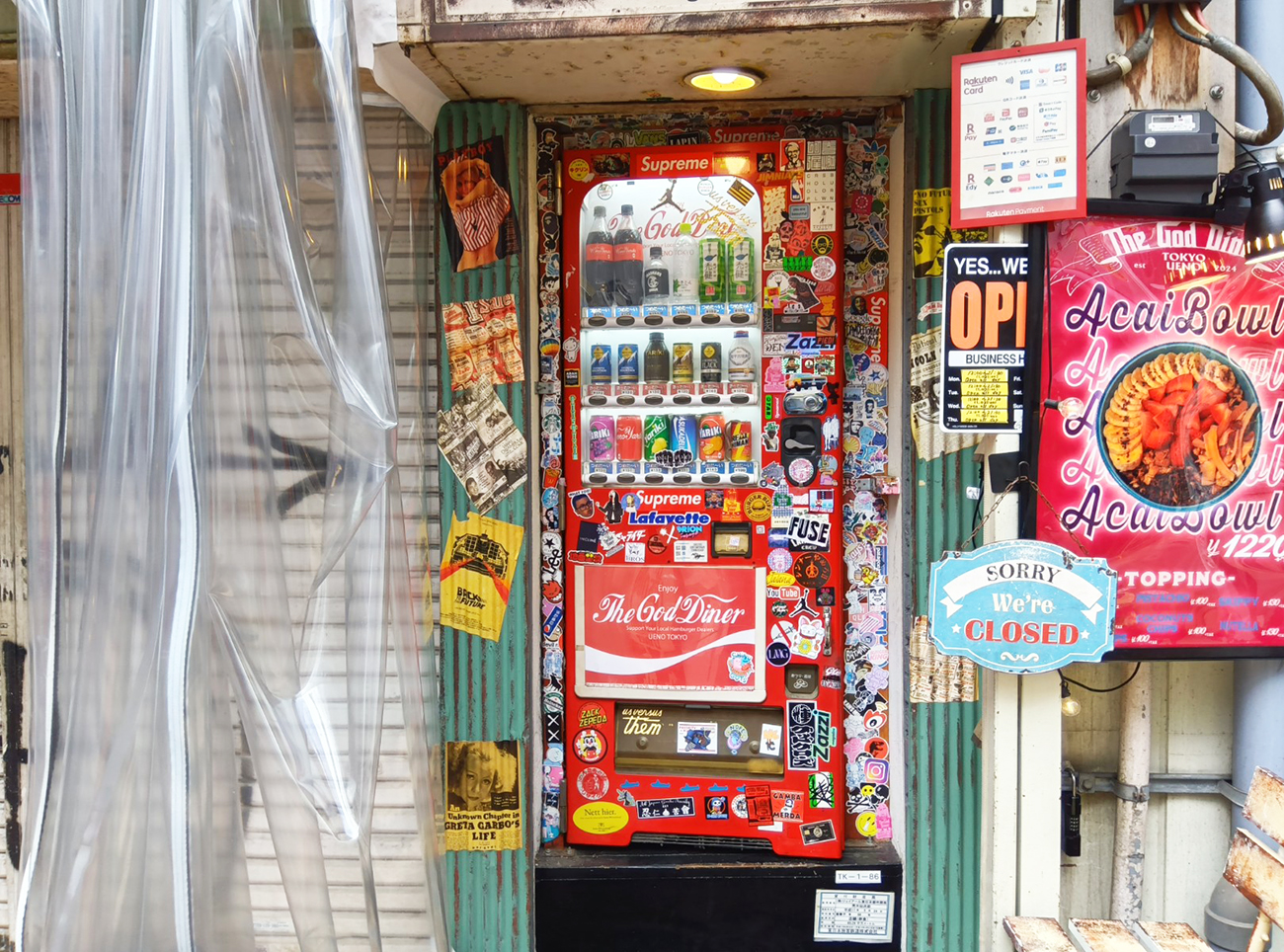 上野アメ横の自動販売機の中に「階段」が！ 上ってみたら店があった