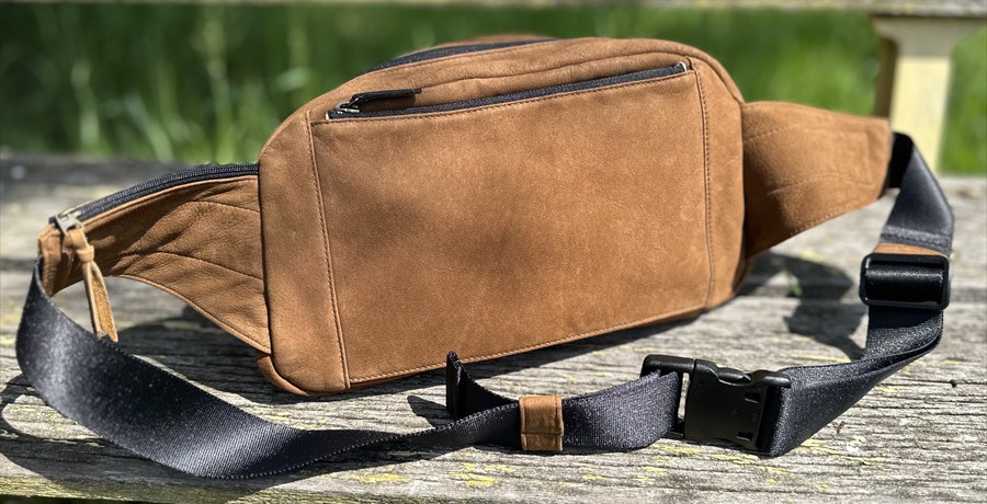 北海道エゾ鹿革×大容量ボディバッグが、大人の“相棒”になる理由