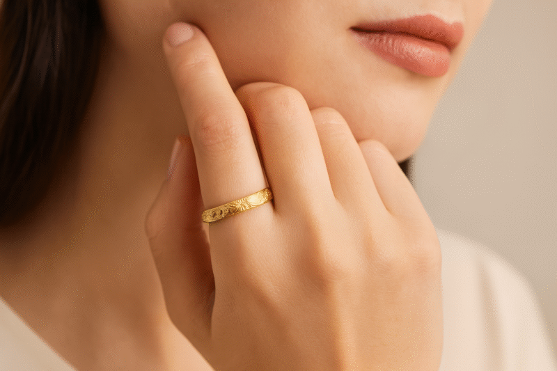 フローラルエングレーブ ゴールドリング – アクセサリーのROLLVER