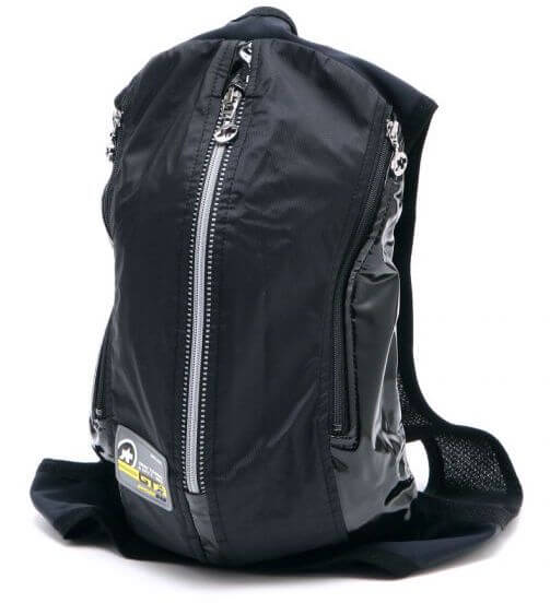 自転車でバッグは背負うな！ASSOS(アソス)伝説の「着る」バッグ | ルート92