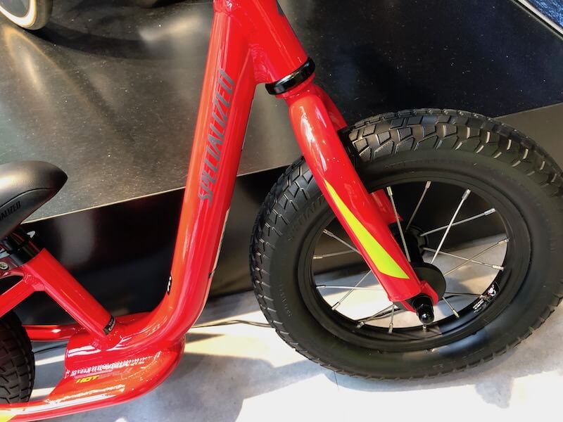 スペシャライズドのキックバイク 「HOTWALK」エアレスタイヤでパンク