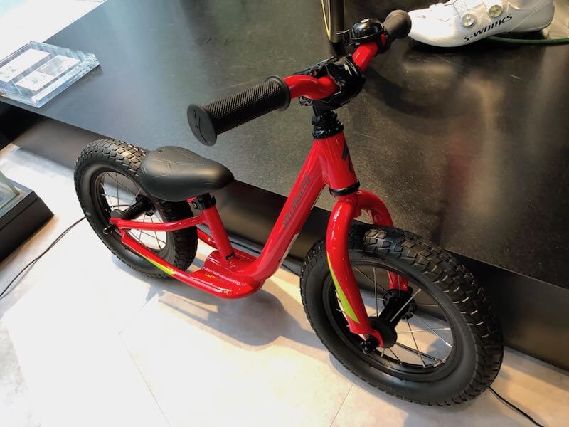 スペシャライズドのキックバイク 「HOTWALK」エアレスタイヤでパンク