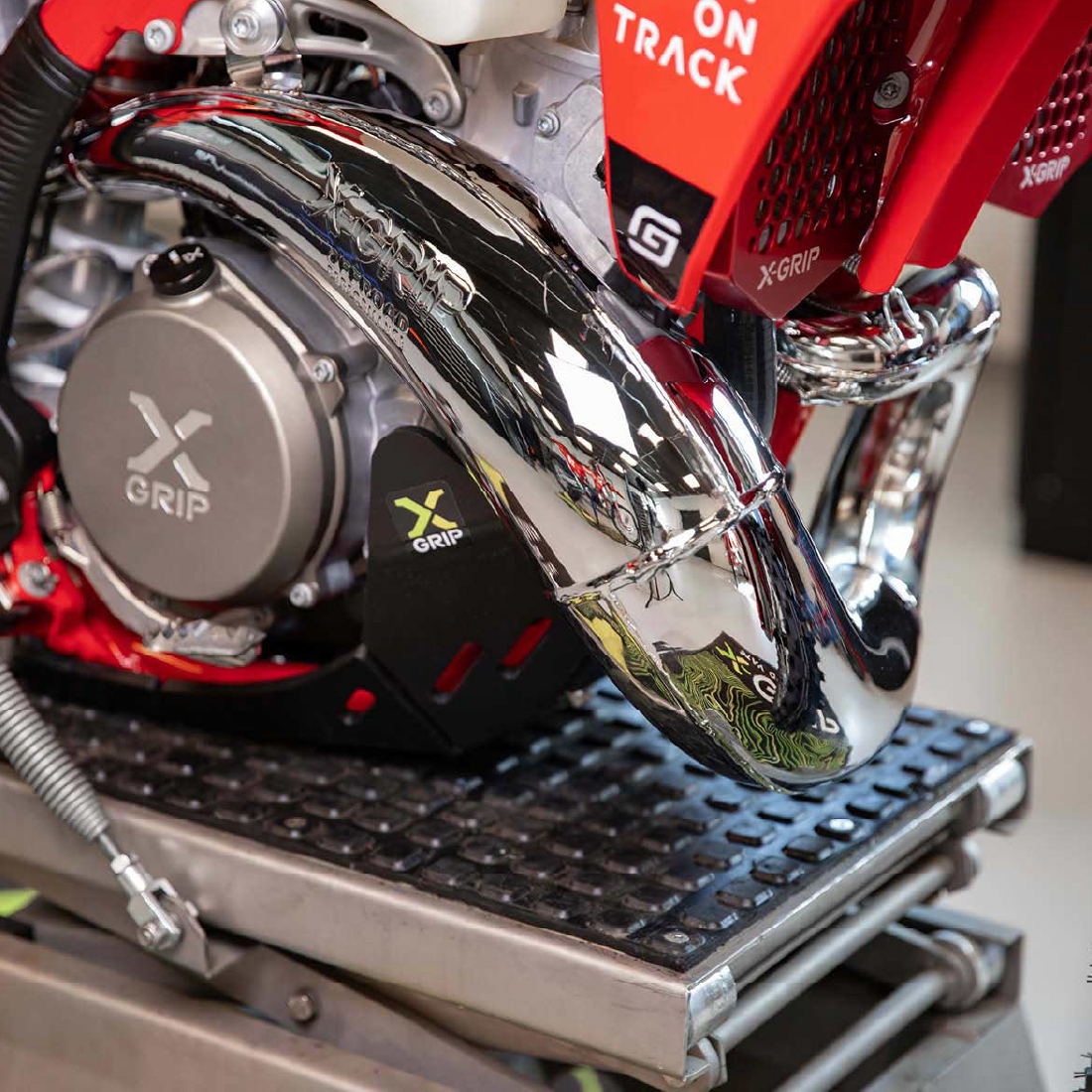 チャン 複数の異素材パーツとボリューム感ある ソールの組み合わせがユニーク