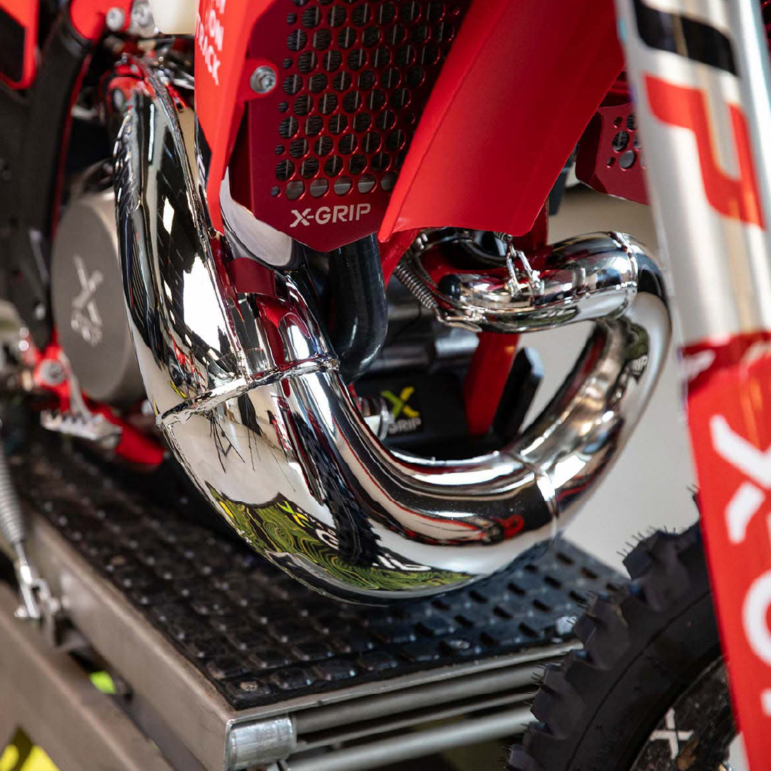 新車外し　タイヤ　前後2本　KTM exc ハスクバーナ　gasgas TE 2024 2025 GASGAS EC 300 250 特大パワーバルブカバー＆スロットル