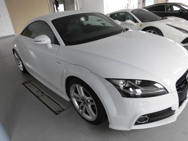 AUDI アウディ TT 8J RSスタイルフロントグリル&OSIR フットレスト装着